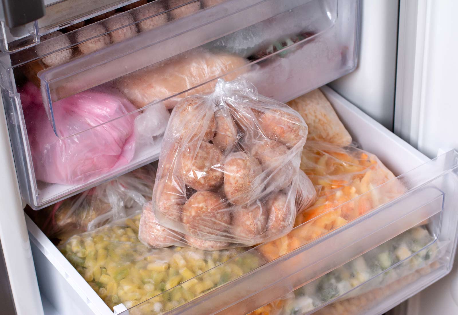 Estos son los seis alimentos que nunca deberías guardar en un táper de  plástico